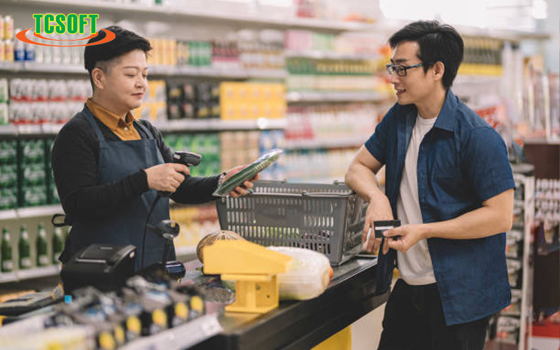 Tự làm hay thuê kế toán cho quán tạp hóa? So sánh chi tiết để chọn đúng, tránh sai